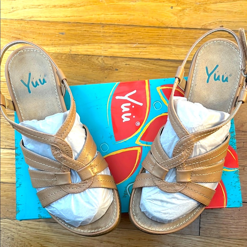 Women’s sandals tan